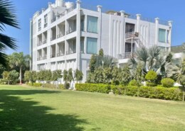 What is special about the Independence Day package at Winsome Resort Jim Corbett?