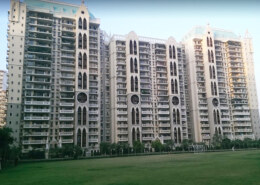 What is the monthly rent for apartments in DLF Westend Heights Gurgaon?