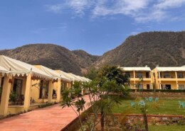 Which amenities should I look for in a luxury resort near Delhi?