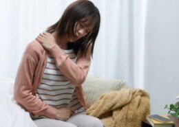 Are there non-surgical options offered by shoulder pain specialists in Singapore?