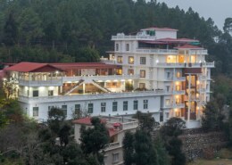 What types of accommodations are available at Tehri Kanatal Resorts?