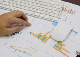 What are the benefits of taking a Business Management course in Singapore for international and local students?