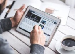 What is the best way to learn digital marketing through an online digital marketing course, and what skills can I gain from it?