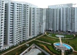 What makes luxury living at DLF The Icon Sector 43 Gurgaon truly stand out for modern homebuyers?