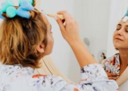 What is an aesthetic clinic and what services does it offer?