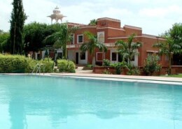 What makes luxury resorts in Udaipur perfect for a royal vacation?